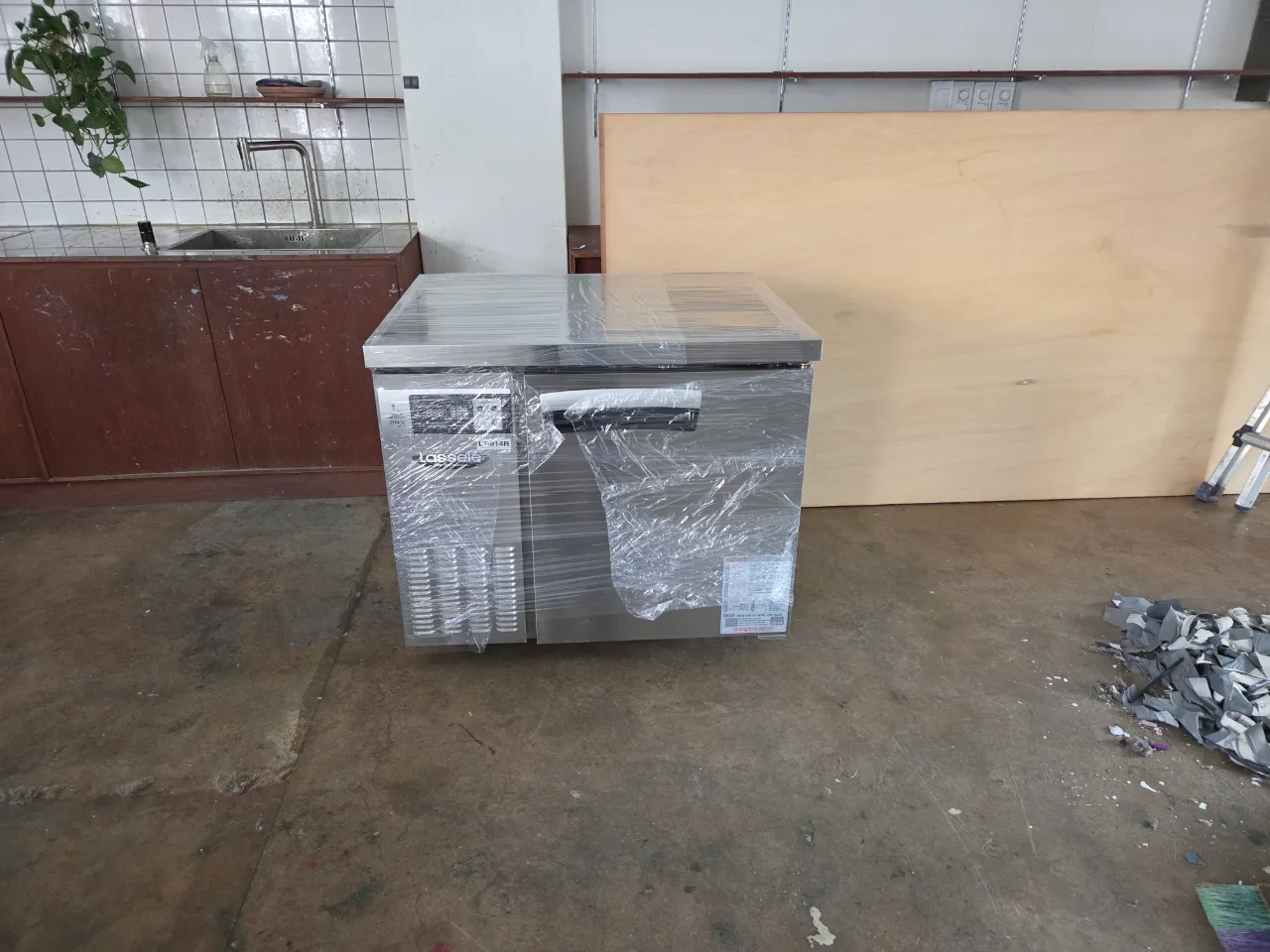 연남동 라셀르 LT-914R 900 테이블냉장고 납품 현장 사진 1