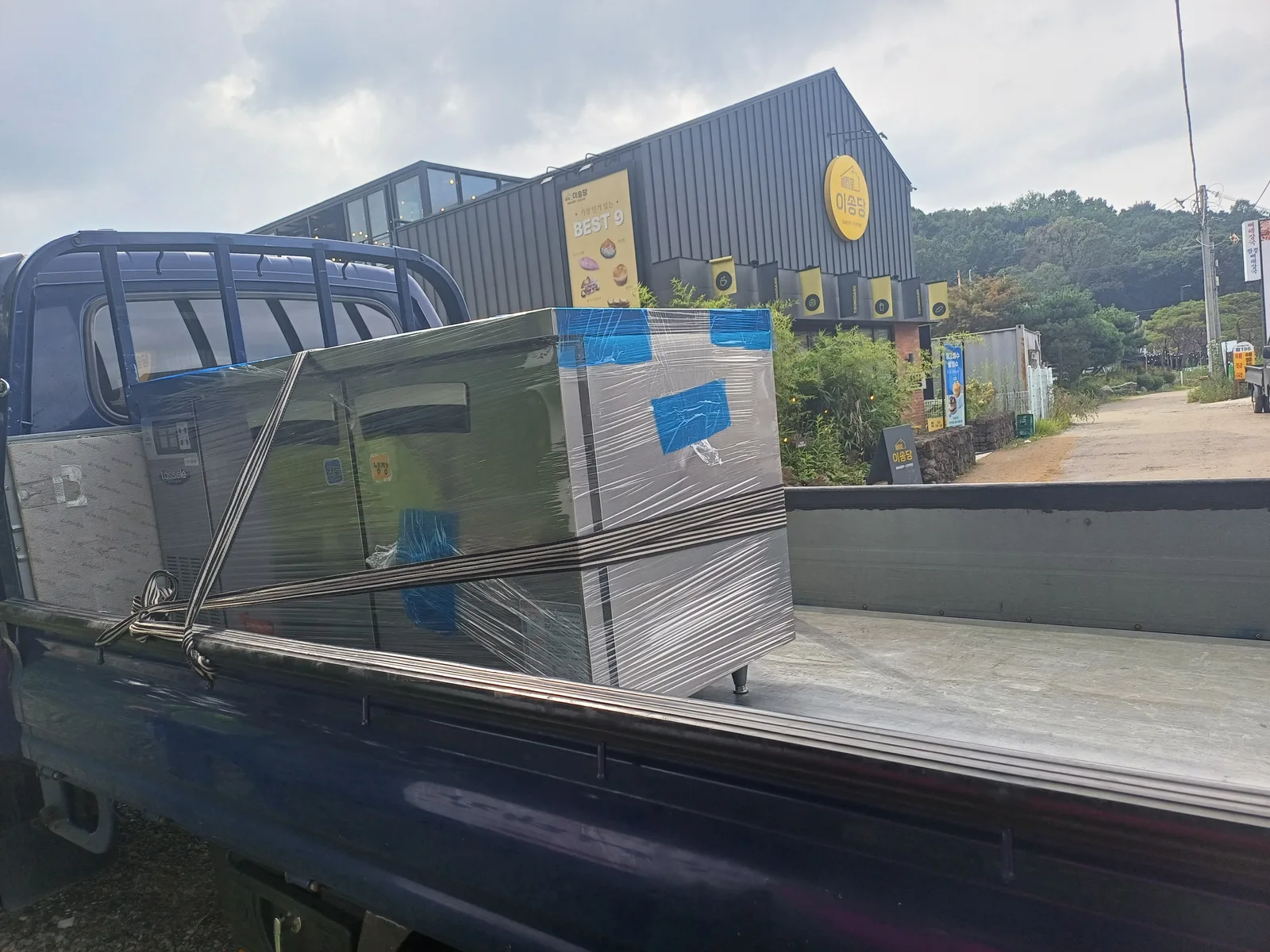 일산 카페 라셀르 LT-1524RF 테이블냉장냉동고 납품 현장 사진 1